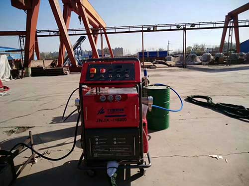 江蘇省移動(dòng)板房保溫和防水兩用聚氨酯發(fā)泡機(jī)(圖1) 兩用聚氨酯發(fā)泡機(jī)移動(dòng)板房保溫防水噴涂施工