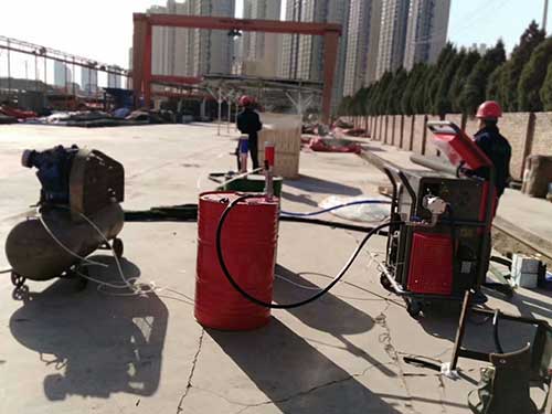 江蘇省移動(dòng)板房保溫和防水兩用聚氨酯發(fā)泡機(jī)(圖2) 移動(dòng)板房隔熱保溫聚氨酯發(fā)泡施工現(xiàn)場(chǎng)