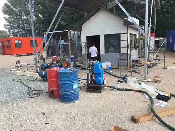 移動式集裝箱房保溫聚氨酯發泡施工